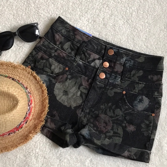 ❗️SOLD❗️Tinsletown Denim Couture shorts - Picture 2 of 8